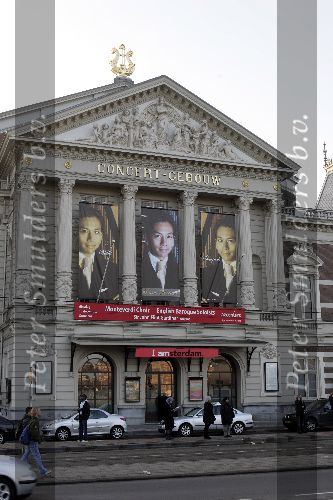 Amsterdam 8 december 2005
Wibi Soerjadi billboard reklame op concertgebouw