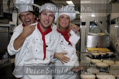 Amsterdam 12 december 2005
Kerstdiner bij de kersentuin met bn ers van Talpa in keuken en bediening.  Winston Gerschtanowitz en Emile ratelband en estelle Gullit