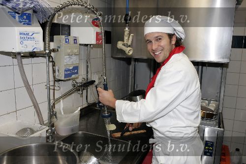 Amsterdam 12 december 2005
Kerstdiner bij de kersentuin met bn ers van Talpa in keuken en bediening.  Winston Gerschtanowitz