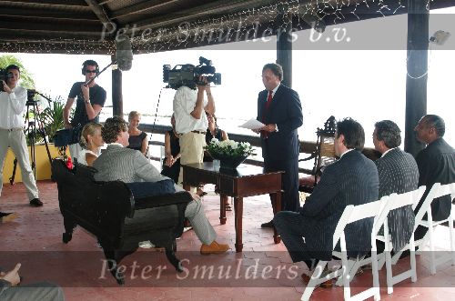 Curacao 30 December 2004
Trouwen Edwin Smulders met Anouk Voorveld 
Aad Ouborg ( vriend en getuige  ) treedt hier op als een soort ambtenaar om het bruidspaar toe te spreken.