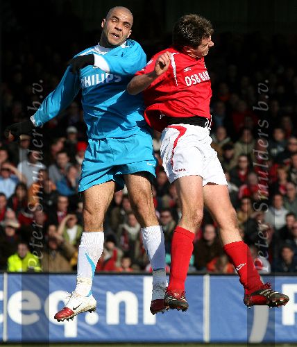 Alkmaar, 26 Februari 2006 Kompetitiewedstrijd AZ-PSV, eindstand 1-2 Seizoen 2005/2006 doelpunten Jan Vennegoor en Kone
Alex PSV in een kopduel met Danny Koevermans