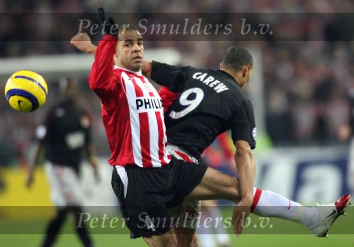 Eindhoven, 21 Februari 2006 Eerste ronde Knock-out Champions league Seizoen 2005/2006 PSV-Olympique Lyon
Alex PSV in duel met John Carew