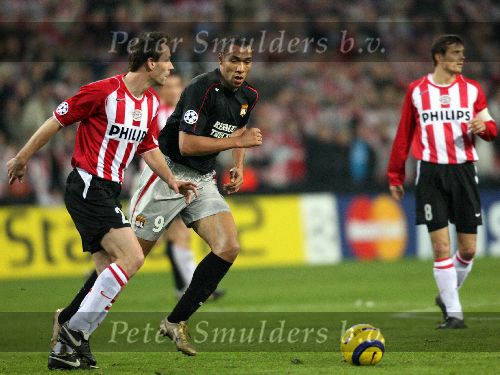 Eindhoven, 21 Februari 2006 Eerste ronde Knock-out Champions league Seizoen 2005/2006 PSV-Olympique Lyon
Andre Ooijer in duel met John Carew