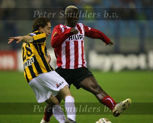 Arnhem, 17 Februari 2006 Kompetitiewedstrijd Vitesse-PSV, eindstand 1-3 Seizoen 2005/2006
Gill Swerts houdt Arouna Kone van de bal