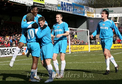 Alkmaar, 26 Februari 2006 Kompetitiewedstrijd AZ-PSV, eindstand 1-2 Seizoen 2005/2006 doelpunten Jan Vennegoor en Kone
Arouna Kone heeft 0-2 gescoord en wordt gefeliciteerd door Jefferson Farfan,Jason Culina, Timmy Simons en Jan Vennegoor of Hesselink
