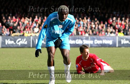 Alkmaar, 26 Februari 2006 Kompetitiewedstrijd AZ-PSV, eindstand 1-2 Seizoen 2005/2006 doelpunten Jan Vennegoor en Kone
Arouna Kone scoort 0-2