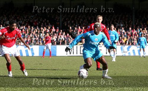 Alkmaar, 26 Februari 2006 Kompetitiewedstrijd AZ-PSV, eindstand 1-2 Seizoen 2005/2006 doelpunten Jan Vennegoor en Kone
Arouna Kone op weg naar 0-2 Kew Jaliens is te laat