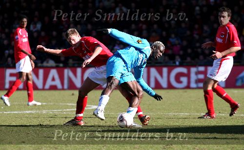 Alkmaar, 26 Februari 2006 Kompetitiewedstrijd AZ-PSV, eindstand 1-2 Seizoen 2005/2006 doelpunten Jan Vennegoor en Kone
Arouna Kone in duel met Danny Koevermans