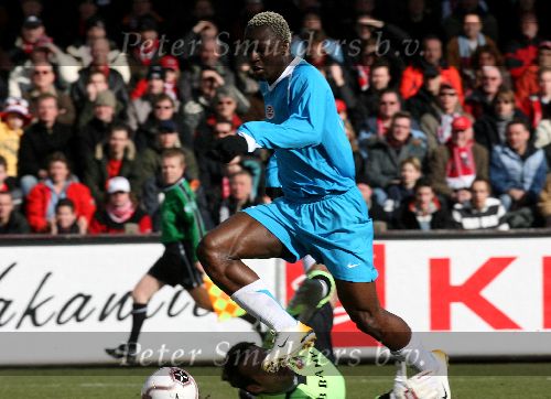 Alkmaar, 26 Februari 2006 Kompetitiewedstrijd AZ-PSV, eindstand 1-2 Seizoen 2005/2006 doelpunten Jan Vennegoor en Kone
Arouna Kone passeert doelman Henk Timmer en scoort 0-2