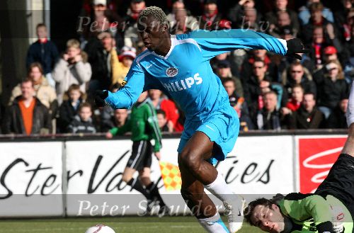 Alkmaar, 26 Februari 2006 Kompetitiewedstrijd AZ-PSV, eindstand 1-2 Seizoen 2005/2006 doelpunten Jan Vennegoor en Kone
Arouna Kone passeert doelman Henk Timmer en scoort 0-2