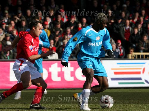 Alkmaar, 26 Februari 2006 Kompetitiewedstrijd AZ-PSV, eindstand 1-2 Seizoen 2005/2006 doelpunten Jan Vennegoor en Kone
Arouna Kone
