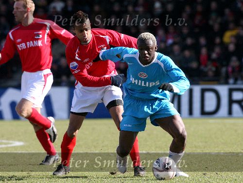 Alkmaar, 26 Februari 2006 Kompetitiewedstrijd AZ-PSV, eindstand 1-2 Seizoen 2005/2006 doelpunten Jan Vennegoor en Kone
Arouna Kone in duel met Tarik Sektioui