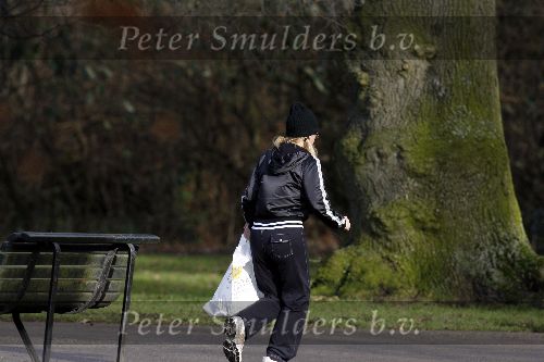 Amsterdam 21 januari 2006
Connie Breukhoven hardlopen in vondelpark met boodschappen.