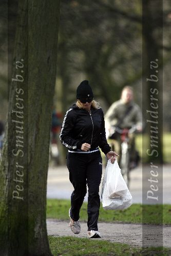 Amsterdam 21 januari 2006
Connie Breukhoven hardlopen in vondelpark met boodschappen.