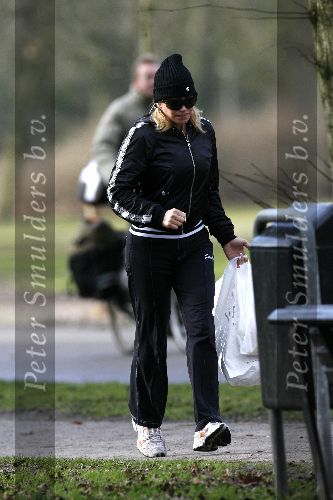 Amsterdam 21 januari 2006
Connie Breukhoven hardlopen in vondelpark met boodschappen.
