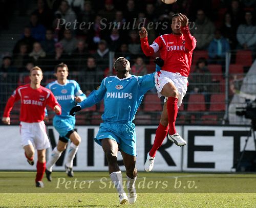Alkmaar, 26 Februari 2006 Kompetitiewedstrijd AZ-PSV, eindstand 1-2 Seizoen 2005/2006 doelpunten Jan Vennegoor en Kone
Arouna Kone en een koppende Danny Landzaat