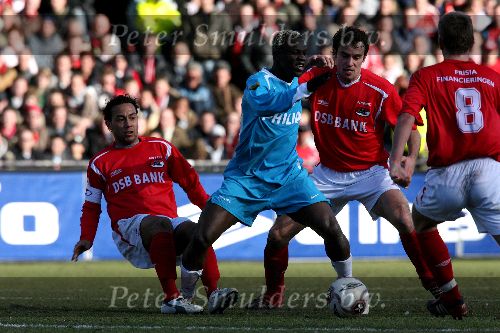 Alkmaar, 26 Februari 2006 Kompetitiewedstrijd AZ-PSV, eindstand 1-2 Seizoen 2005/2006 doelpunten Jan Vennegoor en Kone
Arouna Kone in duel met Danny Landzaat