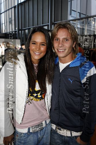 Amsterdam 30 januari 2006
Presentatie nieuwe t shirts dutchy puppy met Bridget Maasland.
Jamie di-rect met vriendin Elize