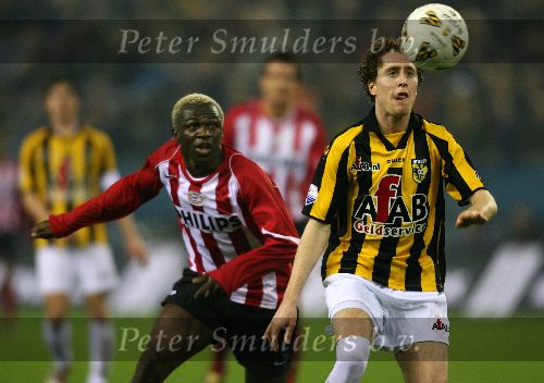Arnhem, 17 Februari 2006 Kompetitiewedstrijd Vitesse-PSV, eindstand 1-3 Seizoen 2005/2006
Gill Swerts houdt Arouna Kone van de bal