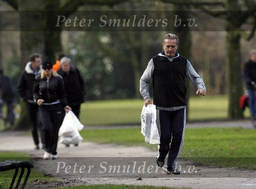Amsterdam 21 januari 2006
Hans Breukhoven en Connie Breukhoven hardlopen in vondelpark met boodschappen.