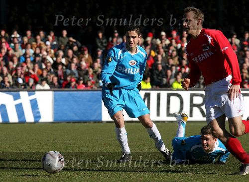 Alkmaar, 26 Februari 2006 Kompetitiewedstrijd AZ-PSV, eindstand 1-2 Seizoen 2005/2006 doelpunten Jan Vennegoor en Kone
Ibrahim Afellay en Barry v Galen