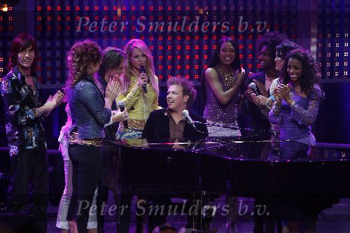 Hilversum 28 januari 2006
opnames idols in studio 21.
Jamai achter vleugel met finalisten.