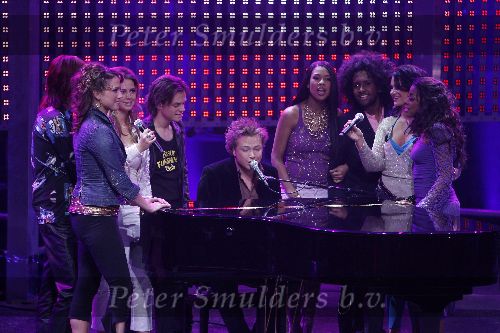 Hilversum 28 januari 2006
opnames idols in studio 21.
Jamai achter vleugel met finalisten.