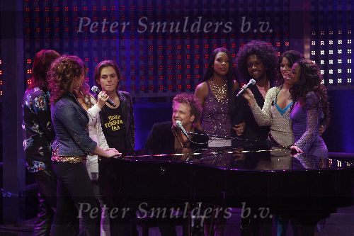 Hilversum 28 januari 2006
opnames idols in studio 21.
Jamai achter vleugel met finalisten.