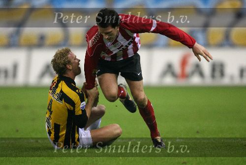 Arnhem, 17 Februari 2006 Kompetitiewedstrijd Vitesse-PSV, eindstand 1-3 Seizoen 2005/2006
Een duidelijke penalty wordt onthouden voor Jan Vennegoor of Hesselink