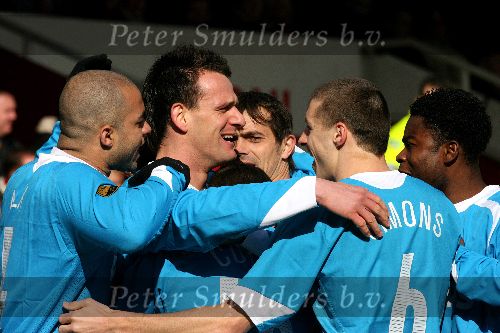 Alkmaar, 26 Februari 2006 Kompetitiewedstrijd AZ-PSV, eindstand 1-2 Seizoen 2005/2006 doelpunten Jan Vennegoor en Kone
Jan Vennegoor of Hesselink wordt in de 4e minuut gefeliciteerd door zijn ploeggenoten Alex PSV Timmy Simons de later uitgevallen Eric Addo en Phillip Cocu