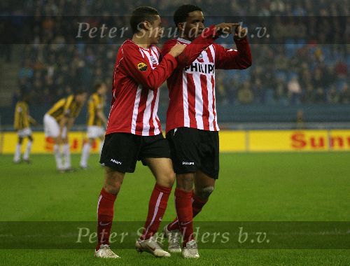 Arnhem, 17 Februari 2006 Kompetitiewedstrijd Vitesse-PSV, eindstand 1-3 Seizoen 2005/2006
Jefferson Farfan wordt gefeliciteerd door zijn ploeggenoot Ismail Aissati met zijn 2e doelpunt