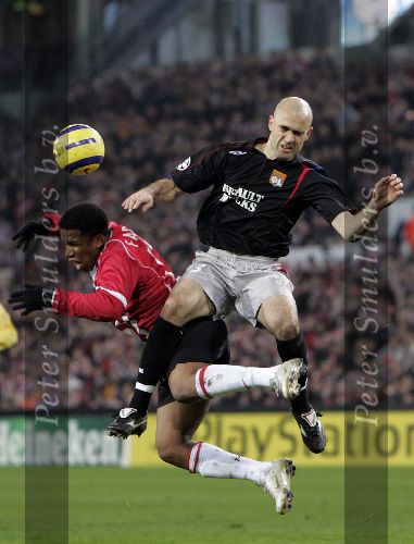 Eindhoven, 21 Februari 2006 Eerste ronde Knock-out Champions league Seizoen 2005/2006 PSV-Olympique Lyon
Jefferson Farfan in duel met Cris