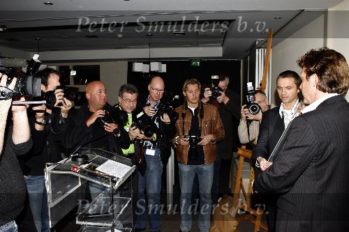 Bussum 20 januari 2006
John de Mol Jr gekozen tot omroepman van het jaar bij Hotel Jan Tabak. met de fotograferende pers