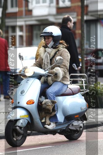 Amsterdam 21 januari 2006
Josefine v Asdonk met hond en gsm op vespa scooter