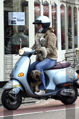 Amsterdam 21 januari 2006
Josefine v Asdonk met hond en gsm op vespa scooter