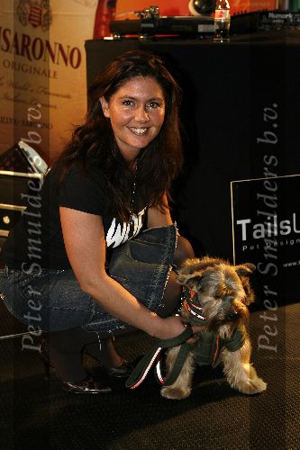 Amsterdam 28 januari 2006
sieraden en accecoires beurs in Rai.
Josefine v Asdonk met hond