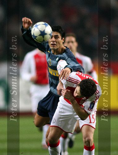 Amsterdam, 22 Februari 2006 Champions League 1e ronde na voorrondes Seizoen 2005/2006 AJAX-Internationale, Eindstand 2-2 Thomas Vermaelen in duel met oud Feyenoorder Julio Cruz