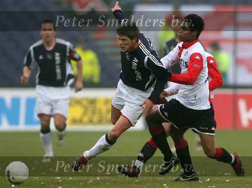 Rotterdam, 5 Februari 2006 Kompetiewedstrijd Feyenoord-AJAX, eindstand 3-2 Seizoen 2005/2006
Klaas Jan Huntelaar in duel met Bahia
