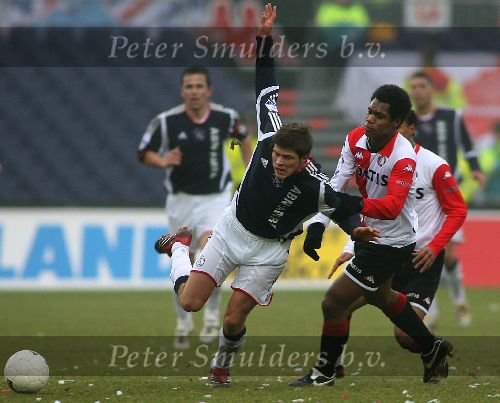 Rotterdam, 5 Februari 2006 Kompetiewedstrijd Feyenoord-AJAX, eindstand 3-2 Seizoen 2005/2006
Klaas Jan Huntelaar in duel met Bahia