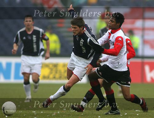 Rotterdam, 5 Februari 2006 Kompetiewedstrijd Feyenoord-AJAX, eindstand 3-2 Seizoen 2005/2006
Klaas Jan Huntelaar in duel met Bahia