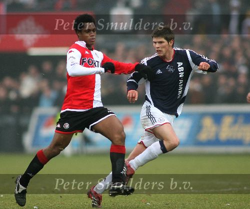 Rotterdam, 5 Februari 2006 Kompetiewedstrijd Feyenoord-AJAX, eindstand 3-2 Seizoen 2005/2006
Klaas Jan Huntelaar in duel met Bahia