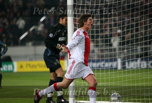 Amsterdam, 22 Februari 2006 Champions League 1e ronde na voorrondes Seizoen 2005/2006 AJAX-Internationale, Eindstand 2-2 Klaas Jan Huntelaar maakt zijn eerste doelpunt voor zowel AJAX als in de champinsleague