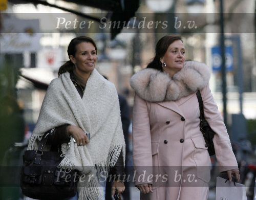 Amsterdam 24 januari 2006
Leontine Borsato aan het shoppen met haar zus Laura op de cornelis schuytstraat.