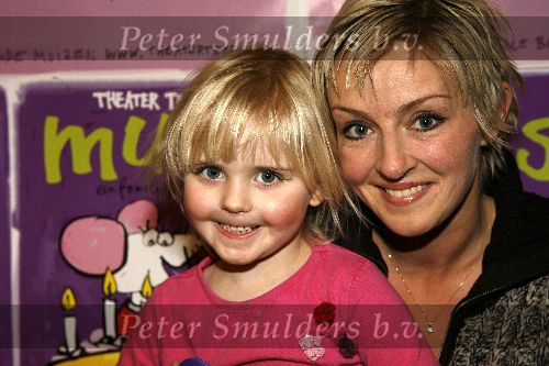 Amsterdam 29 januari 2006
Premiere Muis in Meervaart.
Lone v roozendaal met dochter