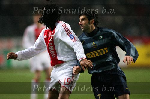 Amsterdam, 22 Februari 2006 Champions League 1e ronde na voorrondes Seizoen 2005/2006 AJAX-Internationale, Eindstand 2-2 Luis Figo in duel met Urby Amanuelson