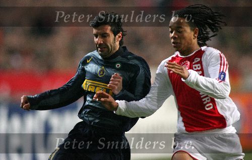 Amsterdam, 22 Februari 2006 Champions League 1e ronde na voorrondes Seizoen 2005/2006 AJAX-Internationale, Eindstand 2-2 Luis Figo in duel met Urby Amanuelson