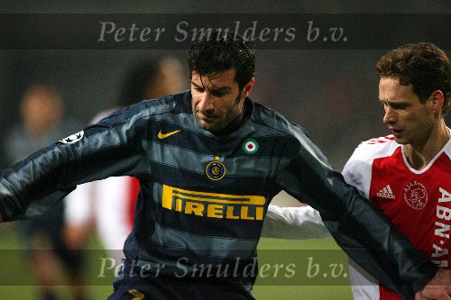 Amsterdam, 22 Februari 2006 Champions League 1e ronde na voorrondes Seizoen 2005/2006 AJAX-Internationale, Eindstand 2-2 Luis Figo in duel met Olaf Lindenbergh