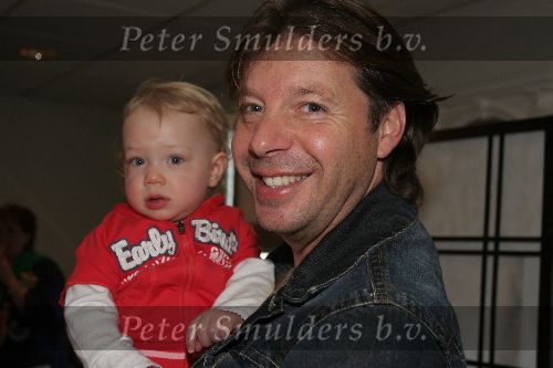 Eindhoven, 26 Februari 2006
Martin Utberg ( Verlsaggever van Omroep Brabant ) met kindje van vriendin
© Foto Jan van den Dungen