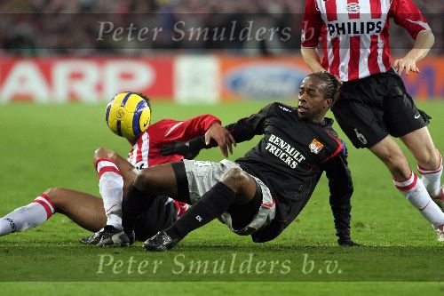 Eindhoven, 21 Februari 2006 Eerste ronde Knock-out Champions league Seizoen 2005/2006 PSV-Olympique Lyon
Michael Lamey in duel met Patrick Muller