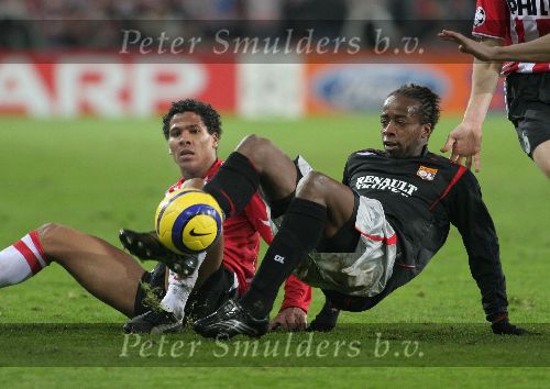 Eindhoven, 21 Februari 2006 Eerste ronde Knock-out Champions league Seizoen 2005/2006 PSV-Olympique Lyon
Michael Lamey in duel met Patrick Muller